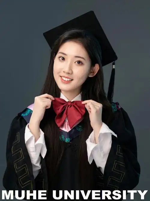 穿上学士服从学校踏入社会毕业写真