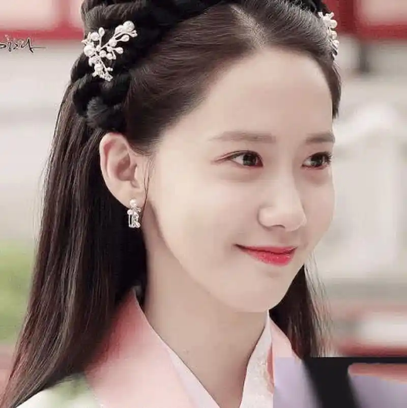 林允儿在《武神赵子龙》中饰演夏侯轻衣