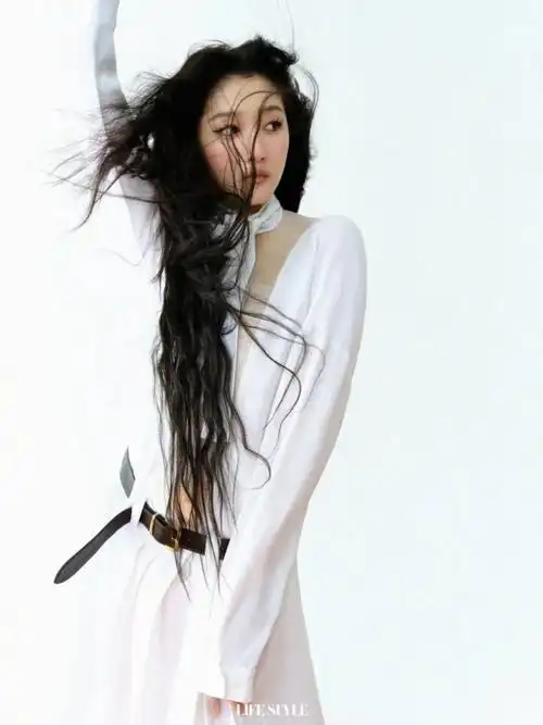 关晓彤新时尚大片来袭,烫卷发气场全开,百变造型又酷又美!插图7