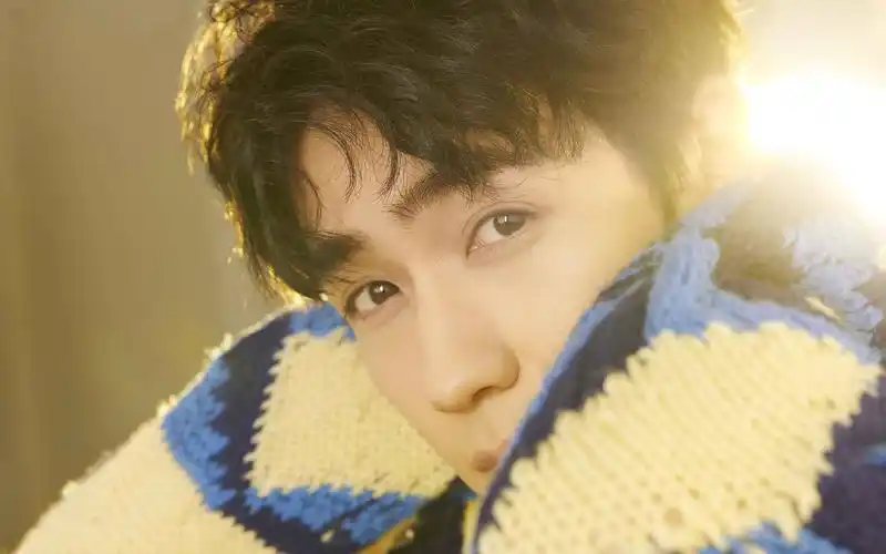 桌面壁纸 明星图片 > 正文  本文 朱一龙温暖帅气壁纸_翩翩公子朱一龙