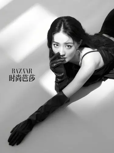 85徐璐徐璐x时尚芭莎黑白大片下的优雅风情灵动的眼眸和可爱的雀斑妆