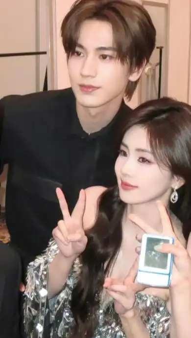 白鹿和张凌赫一起走红毯从他们的站位看出他们真不是恋人关系