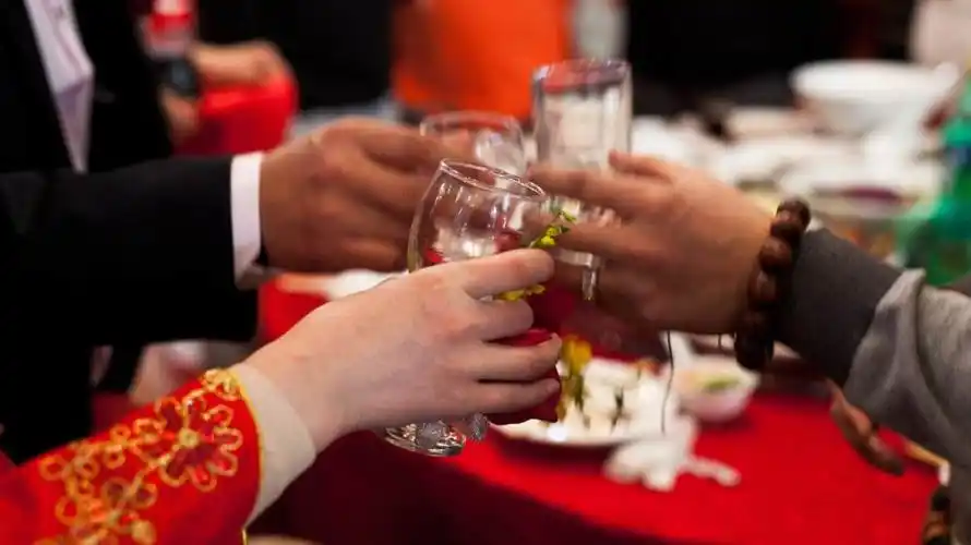 敬酒,是中国人最基本的文化礼仪!