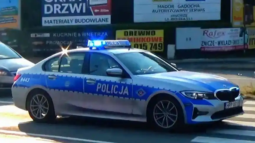 波兰宝马3系警车紧急出动 私家车全部停车让路