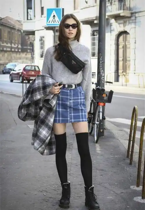 这时候我们可以把短裙和过膝袜的颜色不一样,搭配一件白色的短裙就把