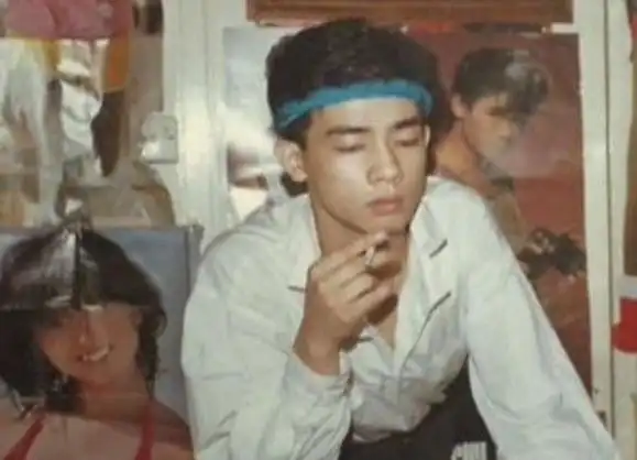 回顾陈小春从问题少年到孝子艰难成名后母亲患癌带母亲四处求医