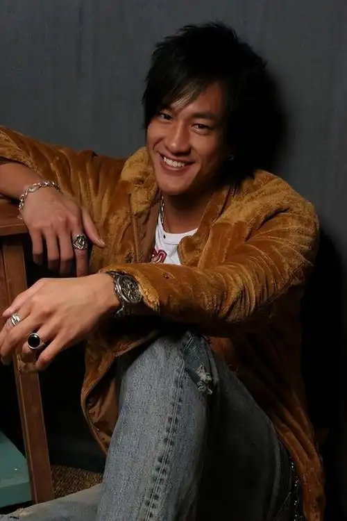 瘦了吧唧就别演猛将!何润东教你们,什么才叫一夫当关万夫莫开!