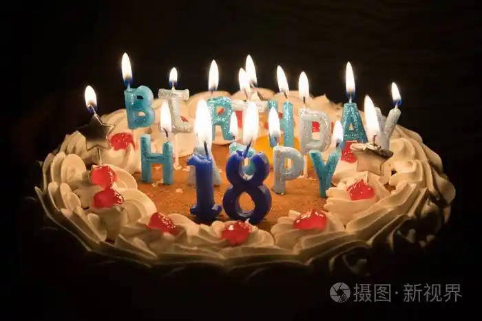 十八岁生日蛋糕,黑色背景蜡烛