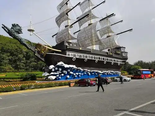 服务中心的巨型帆船模型,吸引了人们纷纷拍照.