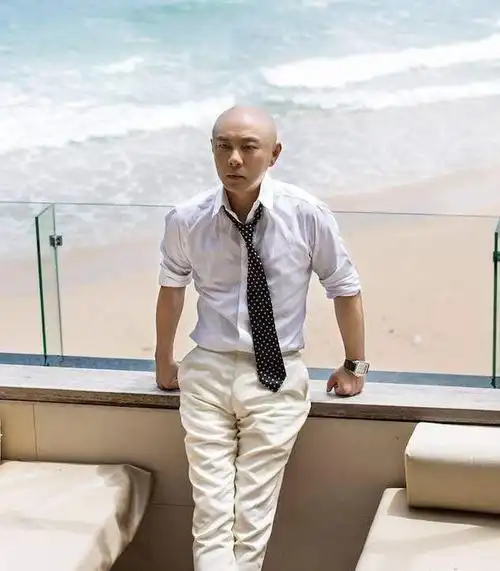 著名光头明星张卫健经常出演喜剧热爱公益慈善事业