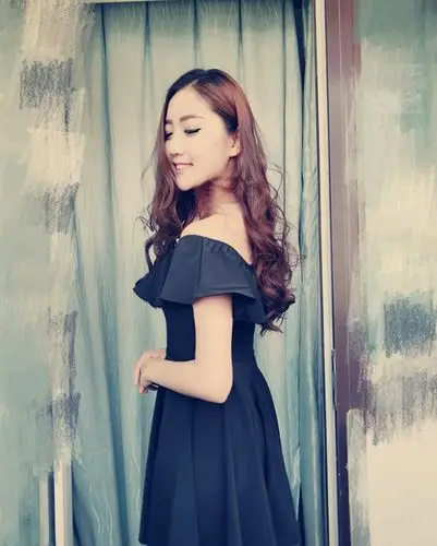 王上源女友雪山秀美腿