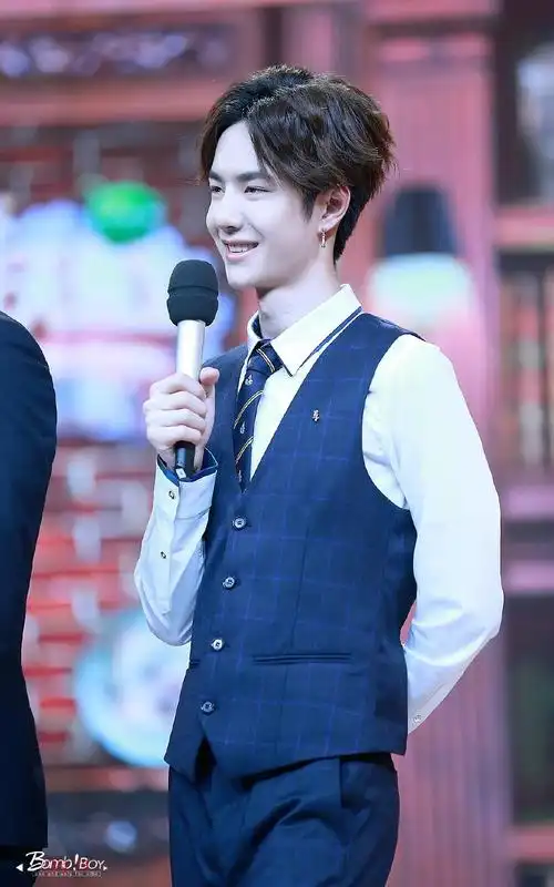 160525 天天向上录制 @uniq-王一博 cr:logo