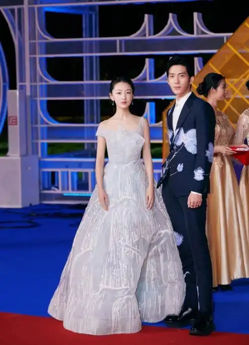 井柏然到底是什么样子的?与杨颖搞怪逗乐,与刘亦菲却十分拘谨