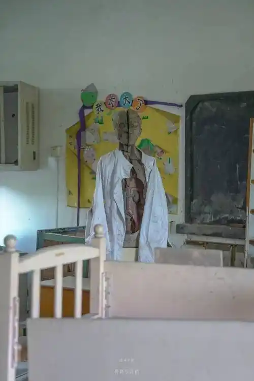 探险废弃幼儿园下