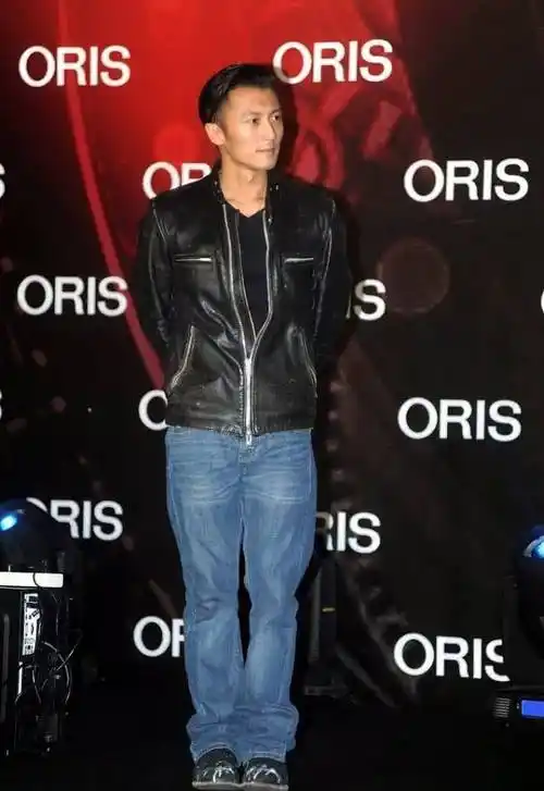 谢霆锋穿上黑色皮衣,下搭牛仔裤,梳个大背头看起来可酷了!