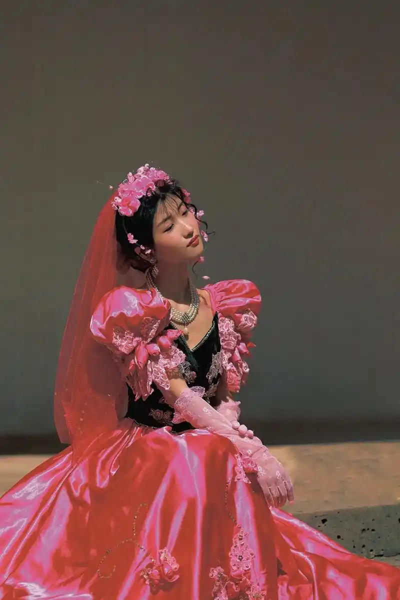 我的老婚纱写真呀～#梦依 #港风复古 - 抖音