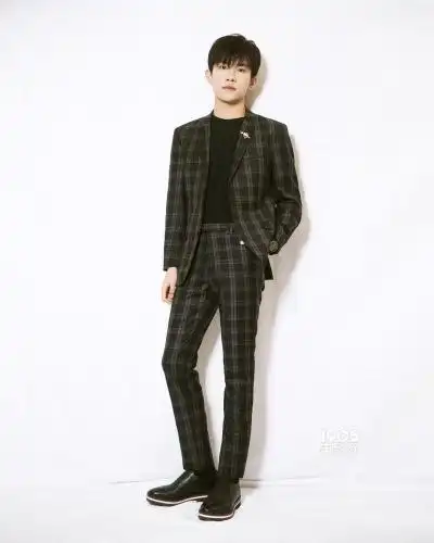 11月19日,易烊千玺身着格纹西装现身北京出席活动,推荐新剧《艳势番之