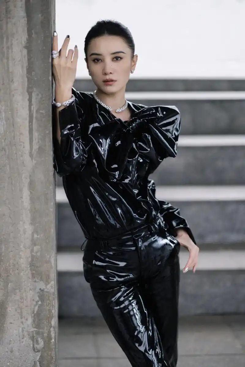 宋佳黑色的闪耀礼服