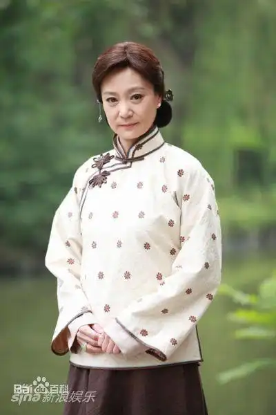 刘雪华,1959年11月12日出生于北京,5岁随家人迁往香港,中国香港女演员