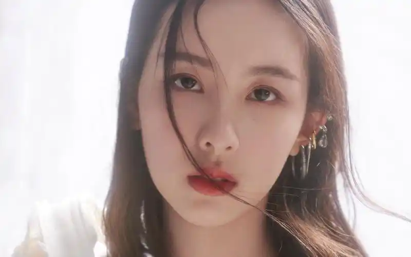 陈都灵优雅迷人写真桌面壁纸