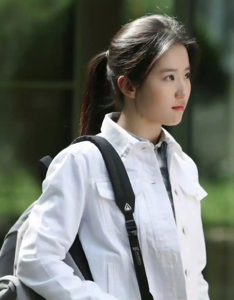 刘亦菲校园版本,这气质真的太好了.