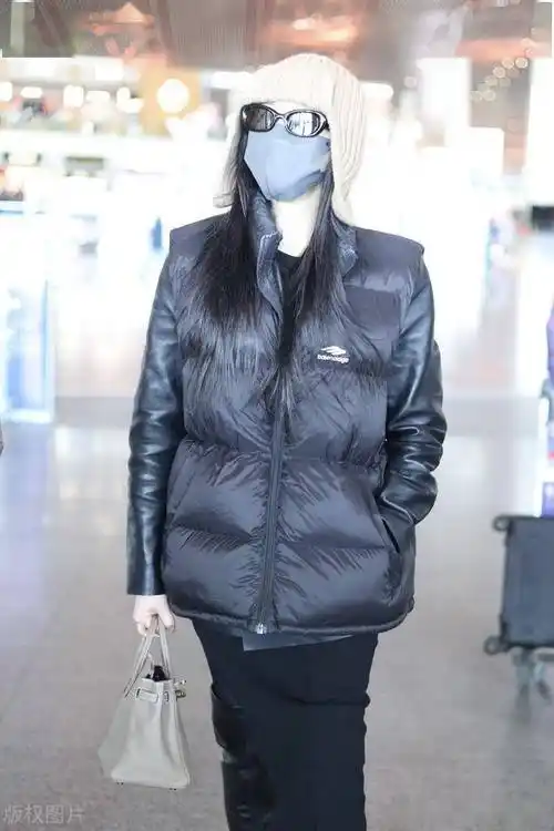 张天爱现身北京机场"脸基尼"搭配墨镜潮酷洒脱