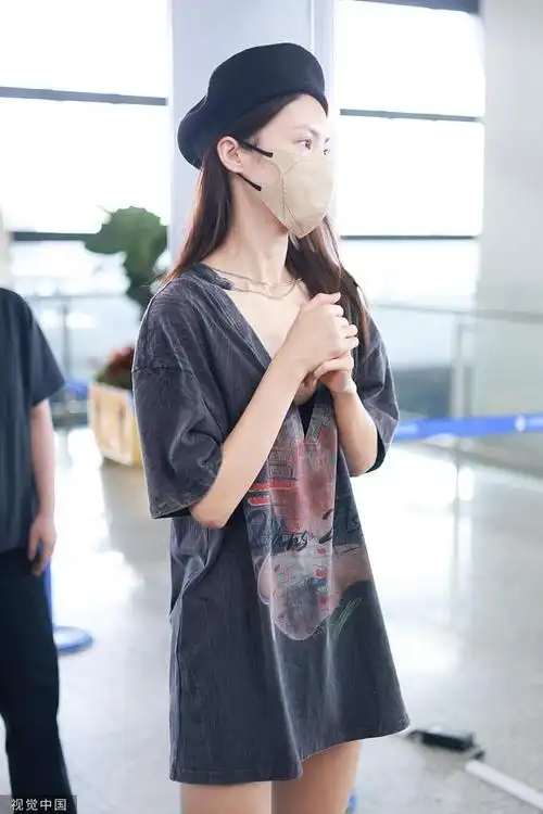 组图:金晨亮相机场 穿t恤裙大玩下衣失踪秀美腿