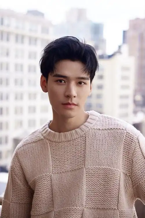 组图:龚俊国外旅行大片释出 眉眼流露温柔浓浓秋日氛围感_高清图集