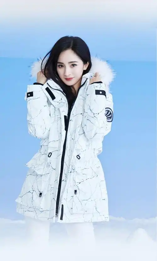 杨幂终于懂得尊重冬季穿芭比粉羽绒服不翻车气场大开美成主角