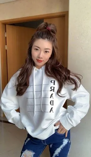 郑恺前女友好抢镜,t恤阔腿裤花了1万3,搭配拳击辫嘻哈又帅气