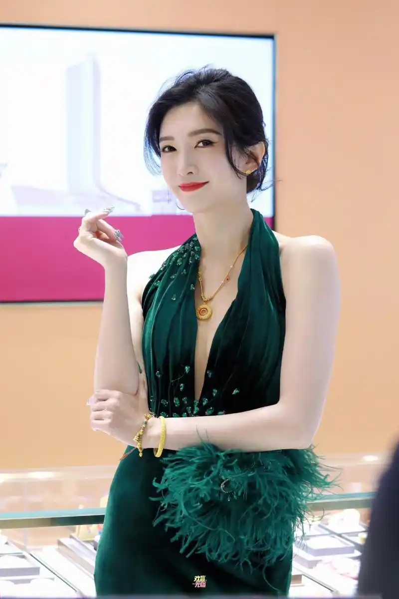 江疏影活动照,肤白貌美大长腿,不愧是曾拿下胡歌的女人