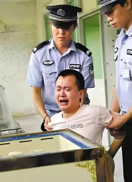 2011年,一名罪犯在父亲灵柩前痛哭的照片,为朋友出气获刑13年|入狱