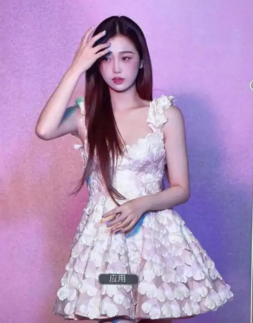 虞书欣穿小黑裙氛围拉满了,配绿色高跟鞋撞色穿搭好吸睛,有个性