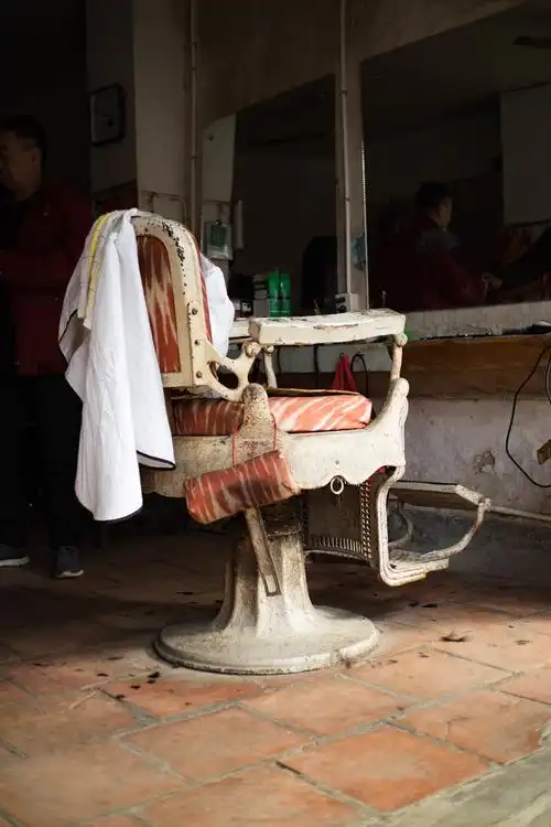 仅存少有的传统理发店和已经经从业40多年的发型师老奶奶