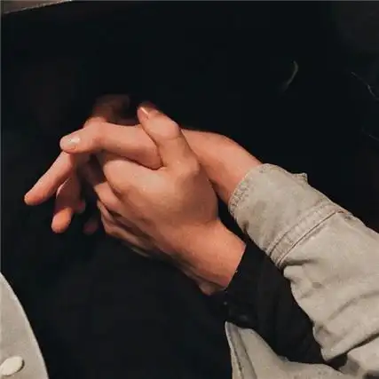 情侣牵手高级文艺的图片