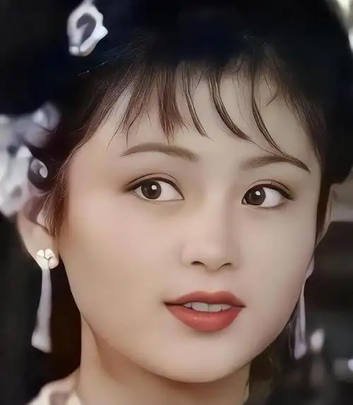 陈红年轻时因美貌和时尚品味被誉为大陆第一美女,令人惊艳