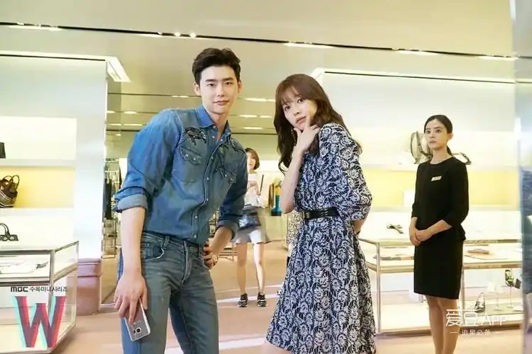 在公开的照片里,李钟硕和韩孝周不时对着镜头做出搞怪动作,更上演靠肩