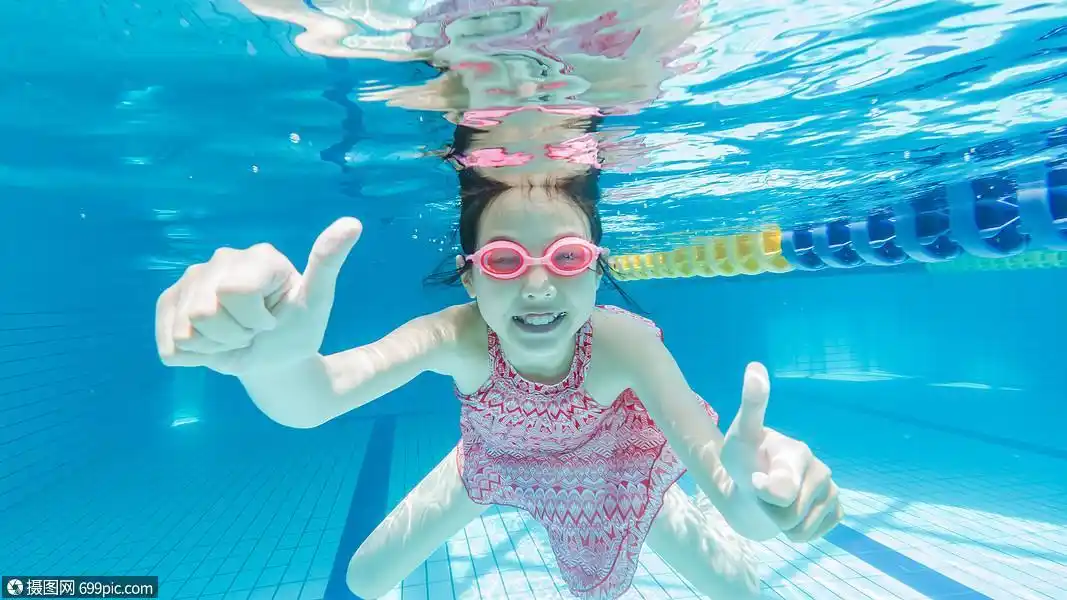 照片 人物情感 儿童水下游泳.jpg
