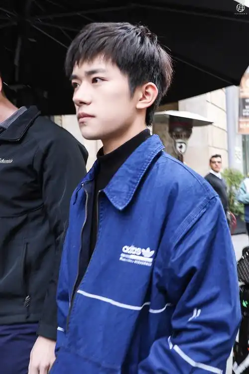 易烊千玺洛杉矶街拍干净清爽的蓝色牛仔外套,是你们的男朋友了