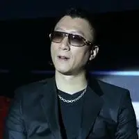 孙红雷吸烟图片_微信头像图片大全