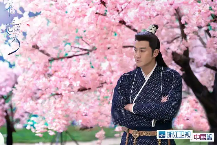 何润东桃花树下