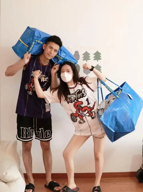 假装在走秀情侣球衣穿搭