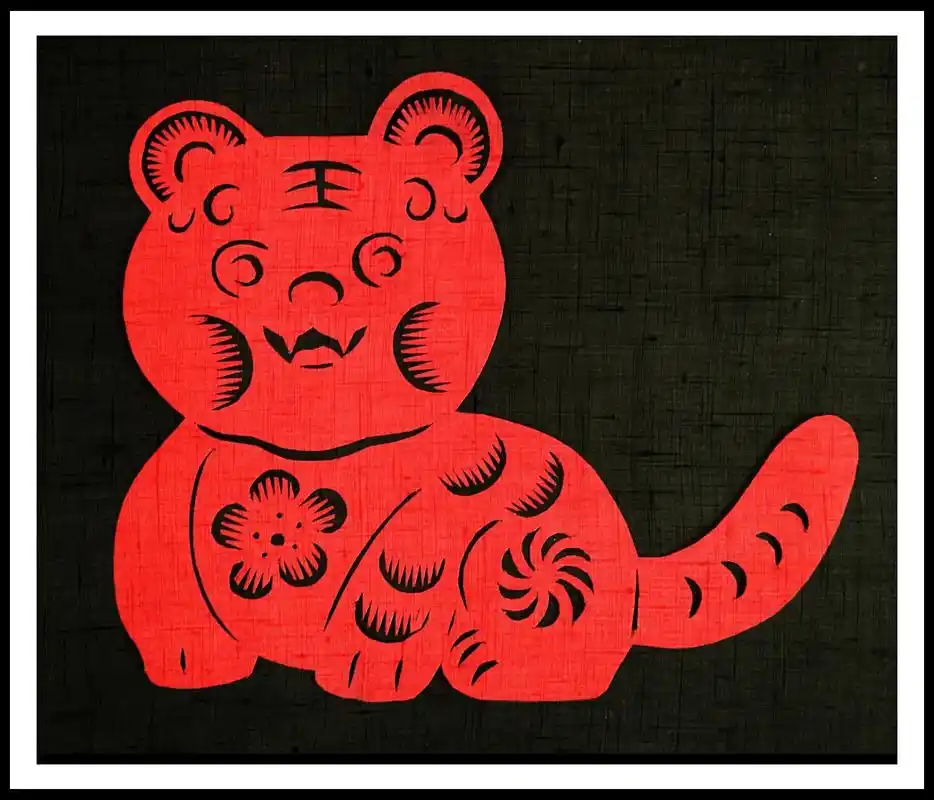 手工剪纸 :#剪窗花 .虎年剪虎.祈福好运!#祝大家幸福安 - 抖音