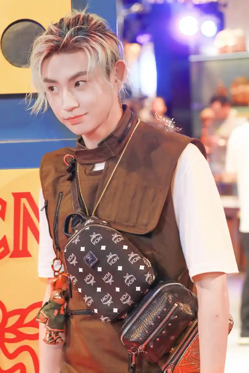 酷帅酷帅的小鬼怎么混搭怎么穿都超酷,各种潮色,时尚单品安排起来