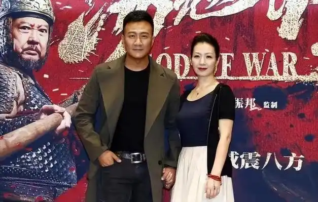 胡军夫妇罕合体老婆穿短裙化浓妆气质端庄与他太般配