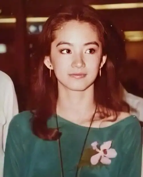 不仅漂亮灵气还是个有气质的时髦精,其70,80年代的穿搭及发型及配饰