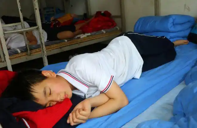怒赞滑县一中学增设午休课学生躺睡的照片真帅
