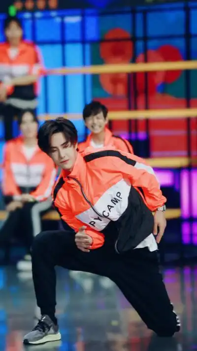 快乐大本营官图修图阳光很暖电量很满禁二改丨@uniq-王一博cr:logo