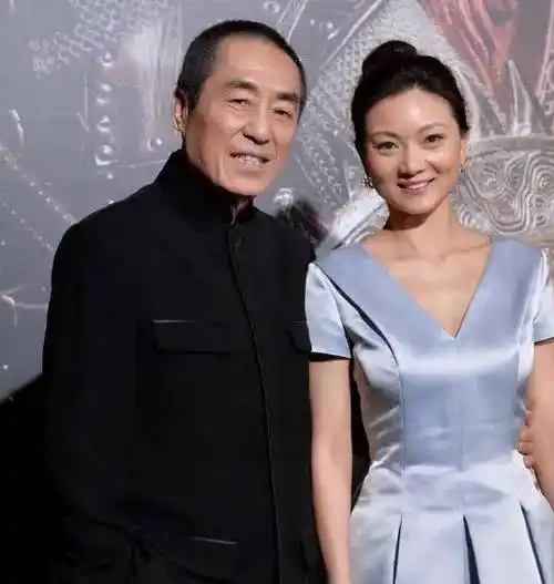 陈婷晒一家三口合照,71岁张艺谋送花秀恩爱,15岁女儿罕见露面_别墅