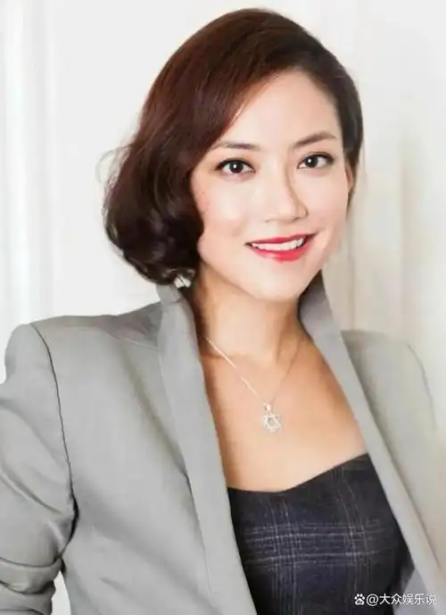 霍汶希,这位被称为"最漂亮的经纪人",身高一米七,容貌俏丽,比不少女